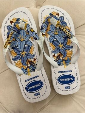 Havaianas Women's White Flip Flops with Blue & Gold Floral Embroidery NWT